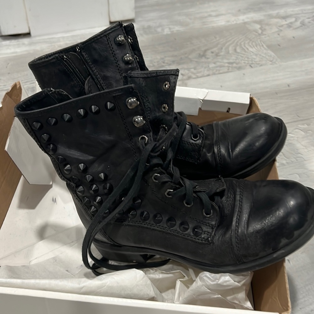 Black leather Steve Madden boots